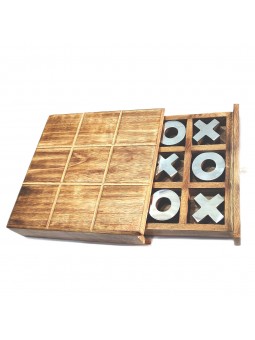 Trois dans la boîte à rayures